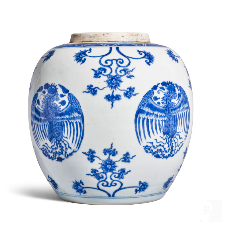 清康熙 青花團鳳紋罐 帶木雕龍紋蓋 | A BLUE AND WHITE 'PHOENIX' GINGER JAR - 图2